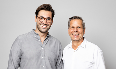 Bertelsmann-Tochter BMG übernimmt deutsches Independent-Label Telamo - (vl.) Maximilian Kolb, EVP Repertoire & Marketing Continental Europe bei BMG, und Ken Otremba, Geschäftsführer von Telamo, freuen sich offenbar über den Vertragsabschluss - Foto: Frederike van der Straeten